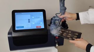 Rotasi 360° Menangani Perawatan Jerawat Mengencangkan Kulit Mesin Laser Fraksional Co2 10600nm